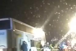 В Польше автобус с украинцами не разминулся с 4 автомобилями: кадры с места аварии (видео)