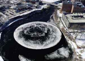 Вращающийся ледяной диск на реке в штате Мэн гипнотизирует миллионы людей по всему миру (видео)