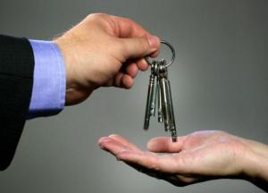 В Запорожье 88-летняя пенсионерка оказалась на улице, имея 3-комнатную квартиру (видео)