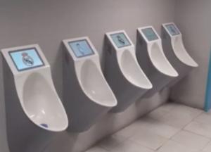 Футбольный клуб Real Madrid устанавливает ТВ-писсуары в уборных стадионов Испании (видео)