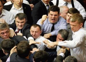 Разбитый нос и скандал: чем закончилась очередная депутатская драка (подробности, видео)