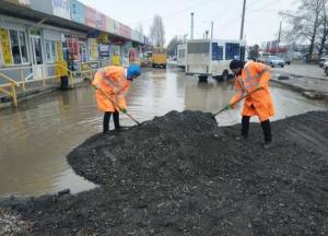Киян вкотре принизили: чому вони мають рацію, коли дорікають президенту за калюжу на зупинці 