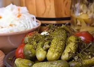 Готуємось до зими: чим корисні квашені овочі та фрукти