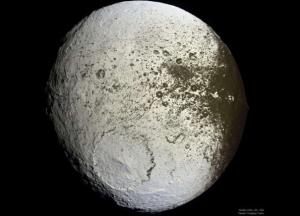 Черно-белый спутник Сатурна