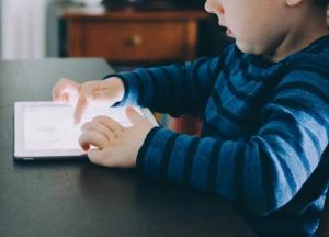 С какого возраста можно разрешать детям играть на планшете