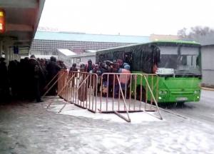 Реальность «ЛДНР»: тысячи людей едут на территорию, подконтрольную «карателям» (видео)