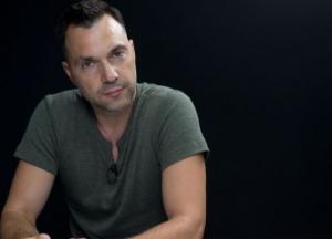 Арестович захоплює інформаційний порядок денний на папері