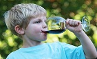 Детям нельзя давать ни капли алкоголя – даже в «воспитательных» целях