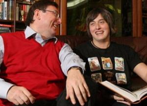 Луценко отбирает сигареты у Кауфмана