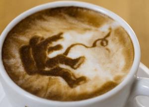 Чашечка кофе и тако в невесосмости