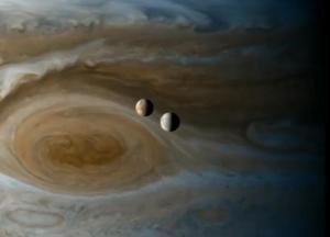Ио и Европа на фоне Юпитера. Короткий ролик и огромное впечатление
