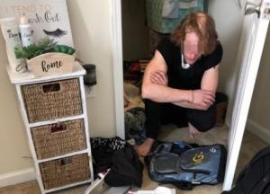 Призрак в квартире девушки оказался живым сумасшедшим, который прятался у нее шкафу