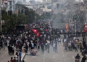 Самосуди у Непалі: спалені будинки політиків, заживо горіла й померла дружина експрем'єра (відео)