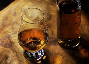 Священник использует виски, чтобы приблизить людей к Богу