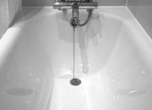 Женщина становится пленницей в собственной ванной (видео)