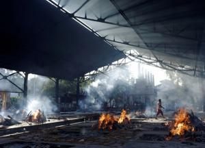 В Индии новый штамм коронавируса, умерших не успевают кремировать: есть ли угроза для Украины