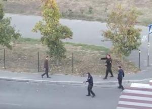 Полицейские перестреляли бы друг друга