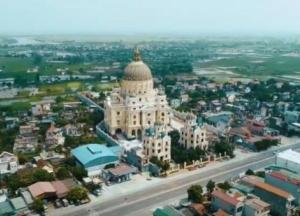 Бизнесмен строит в селе великолепный дворец, достойный короля (видео)