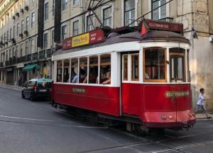 Зачем студенты Лиссабона смазывали трамвайные рельсы мылом?