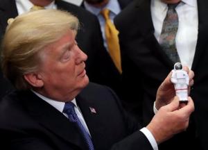 США вернутся на Луну. Зачем Трампу новая гонка