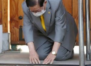 На коленях. Лидер секты в Южной Корее попросил прощения за распространение коронавируса