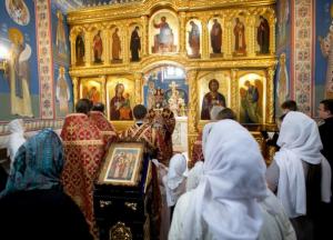 Українській жінці в церкві хустка не потрібна