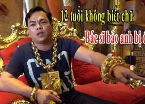 Одержимый золотом мужчина ежедневно носит на себе 13 кг украшений (видео)