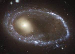 Астрономы обнаружили кольцо из черных дыр в кольцевой галактике 