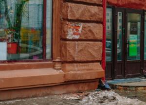 В Днепре разрушается недавно отреставрированный фасад (фото)