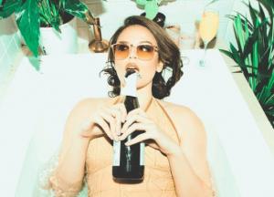 Богатая жизнь, она другая: Московский парикмахер моет волосы клиентов шампанским (видео)