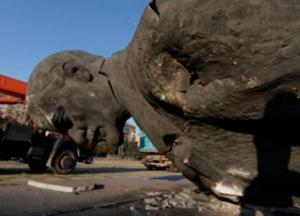 Памятников Путину в Украине больше нет