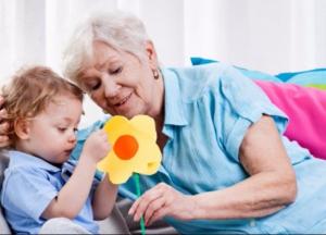5 примеров, как бабушки и дедушки влияют на внуков