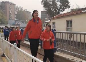 Рост этой 11-летней девочки из Китая уже превысил 2 метра