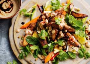 Вкусно и сытно: 5 необычных рецептов салатов