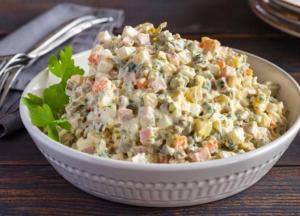 Как приготовить оливье: 10 рецептов салата. В том числе для веганов