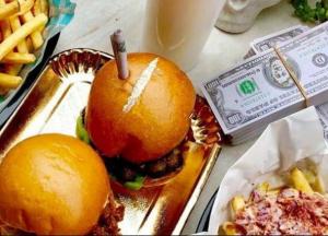 Бургеры в честь Пабло Эскобара подаются с белой дорожкой и свернутой в трубочку 100-долларовой купюрой