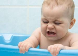 Что делать, если ребенок плачет при купании