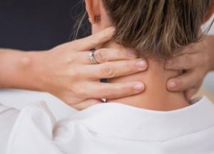 Боль в шее: почему возникает и как лечить