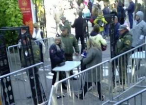 Новости Крымнаша: Из храма выбежали двое человек в рясах, под которыми был виден камуфляж