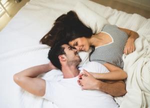 4 привычки перед сном, которые сделают вашу пару счастливее