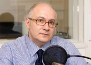 Не «По толпе», а «В толпе»