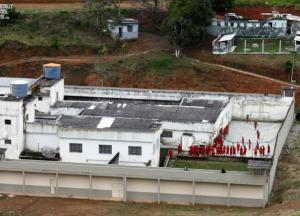 Модный бренд одежды взял на работу заключенных: им платят зарплату и уменьшают срок (фотофакт)