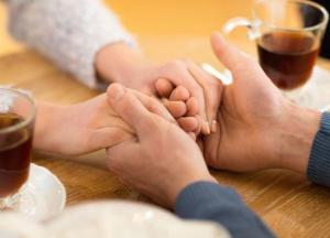 Как управлять собеседником: несколько секретов прикосновений 