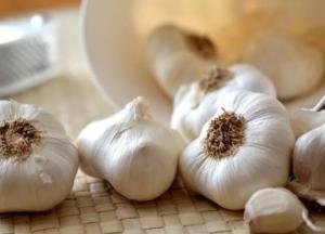 Від коронавірусу не захистить: які корисні властивості має часник