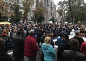 "Молчание убивает": под АП идет акция из-за нападений на активистов (запись трансляции)