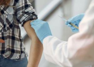 Вакцинируйся или увольняйся: адвокат объяснил, законно ли такое требование