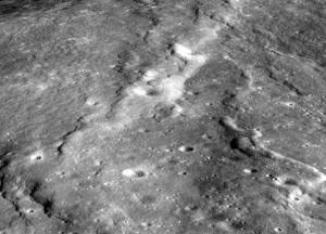 Загадочные «ступеньки» на лунной поверхности. Уникальное фото и видео от Лунного орбитального зонда