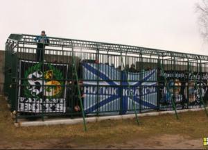Человеческий зоопарк: Футбольные фанаты в Польше вынуждены смотреть матч изнутри металлической клетки