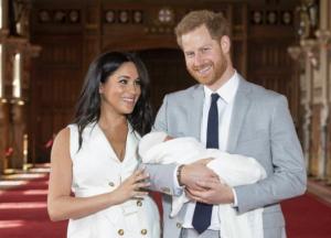 В прессе засветили лицо новорожденного сына принца Гарри и Меган Маркл