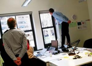 Как вежливые британцы реагируют на переход Меган Маркл через улицу: Смотрите новое, достойное мемов фото